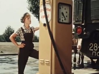 Стоп-кадр из фильма «Королева бензоколонки»