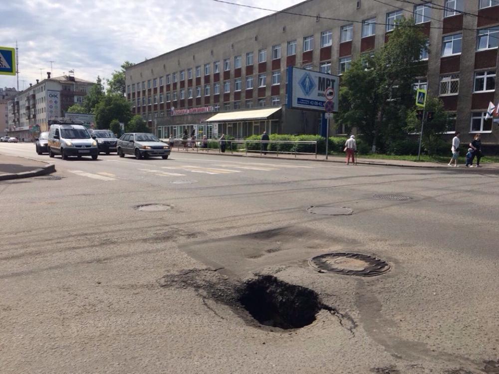 Пр образованный. Архангельск дороги. Состояние дороги Архангельск Поморье. Троицкий Гайдара Архангельск. Яма на Троицком в Архангельске открытие.