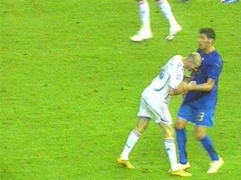 Стоп кадр из матча Италия - Франция 2006-го года